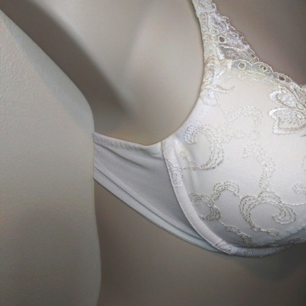 Vanity Fair Ivory Lace Covered Bra - Picture 3 of 7